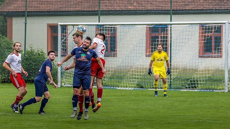Ein umkämpftes Spiel war das Derby zwischen den SF Föching (blau) und der DJK Darching II nur in der Anfangsphase. (Archivfoto)