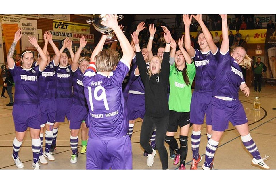 Spielführerin Mara Schanz präsentiert den Pokal - und die Mitspielerinnen des TSV Schwaben Augsburg gehen dabei in die Luft.   F.: Walter Brugger