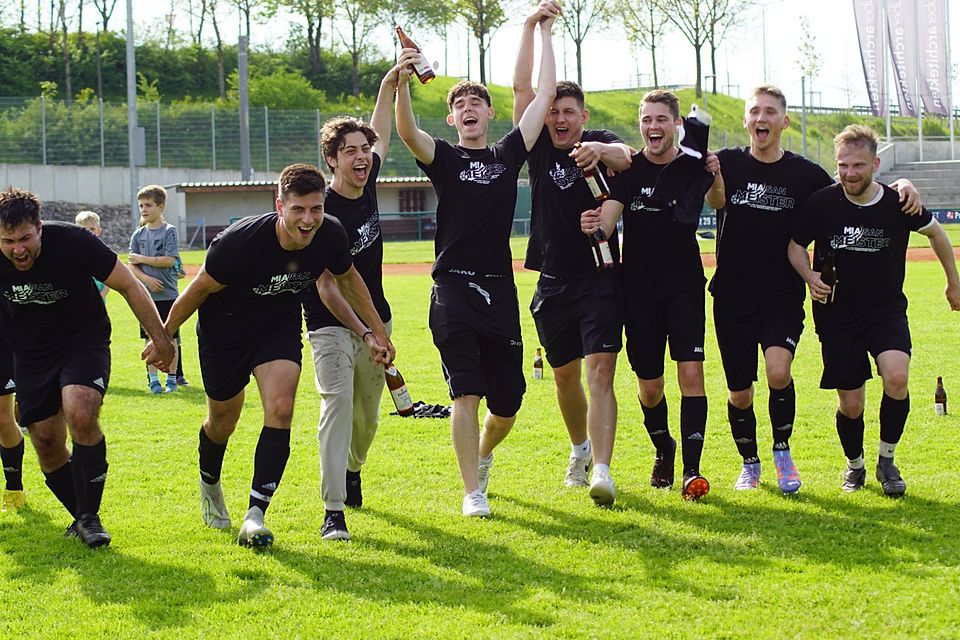 Geschafft: Die Kicker aus dem Regensburger Nordosten jubeln nächste Saison in der Kreisklasse.