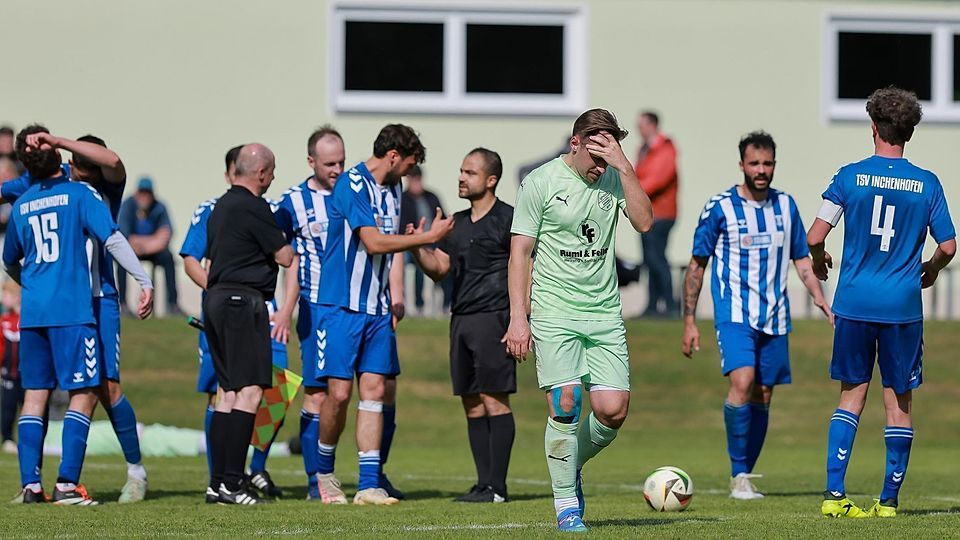 Jubel und Enttäuschung: Während die Akteure des TSV Inchenhofen den Sieg im Spitzenspiel bejubeln, ist Joshofen-Bergheims Spielertrainer Joans Zeller (Mitte) sichtlich bedient. 