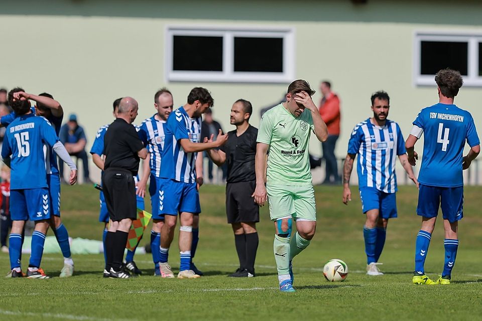 Jubel und Enttäuschung: Während die Akteure des TSV Inchenhofen den Sieg im Spitzenspiel bejubeln, ist Joshofen-Bergheims Spielertrainer Joans Zeller (Mitte) sichtlich bedient. 