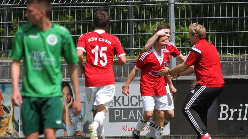 Trainer Ederer (rechts) will noch einmal einen Sieg mit seinen Jungs bejubeln. F: Vogl