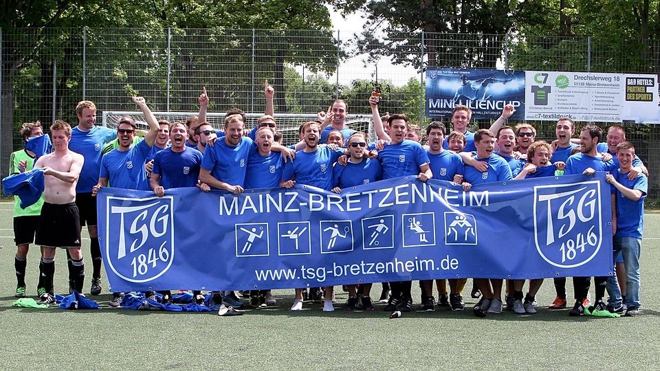 Es ist vollbracht: Die Reserve der TSG Bretzenheim feiern im Osten die Meisterschaft und den Aufstieg in die A-Klasse.	Foto: hbz/Jörg Henkel