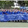 Es ist vollbracht: Die Reserve der TSG Bretzenheim feiern im Osten die Meisterschaft und den Aufstieg in die A-Klasse.	Foto: hbz/Jörg Henkel
