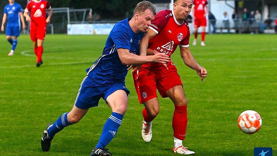 Körperbetont (wie hier Jannik Grün) zu spielen, ist ein Markenzeichen der SG Schneifel. Vor der robusten Gangart der Kicker aus Stadtkyll und Umgebung hat auch Schweichs Trainer Thomas Schleimer Respekt.