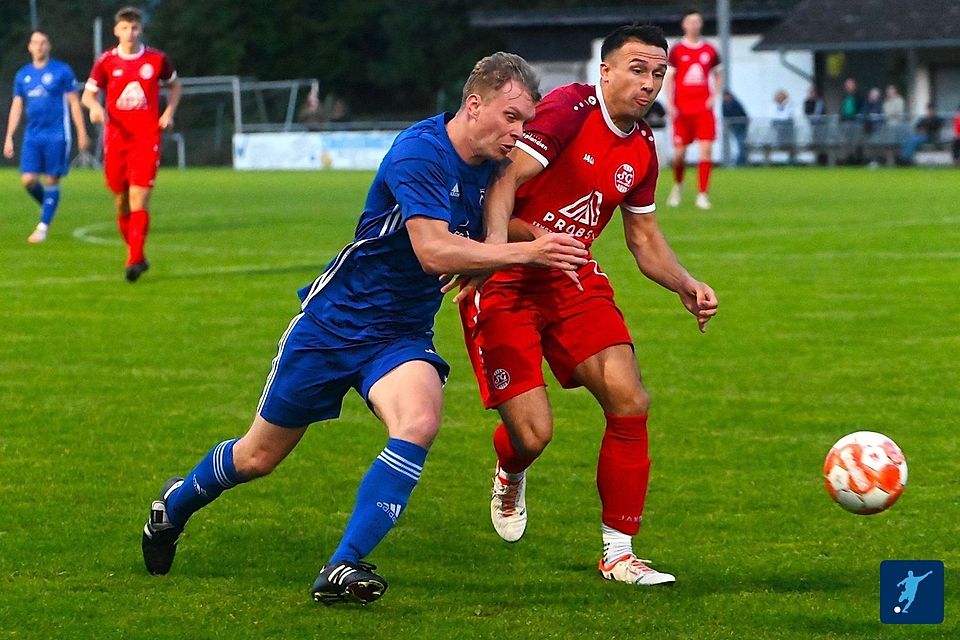 Körperbetont (wie hier Jannik Grün) zu spielen, ist ein Markenzeichen der SG Schneifel. Vor der robusten Gangart der Kicker aus Stadtkyll und Umgebung hat auch Schweichs Trainer Thomas Schleimer Respekt.