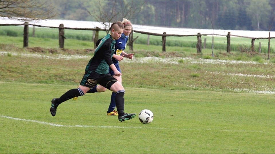 Sandra Bade (vorne) erzielte die 2:0-Führung des Bezirksliga-Spitzenreiters. Foto: Krause