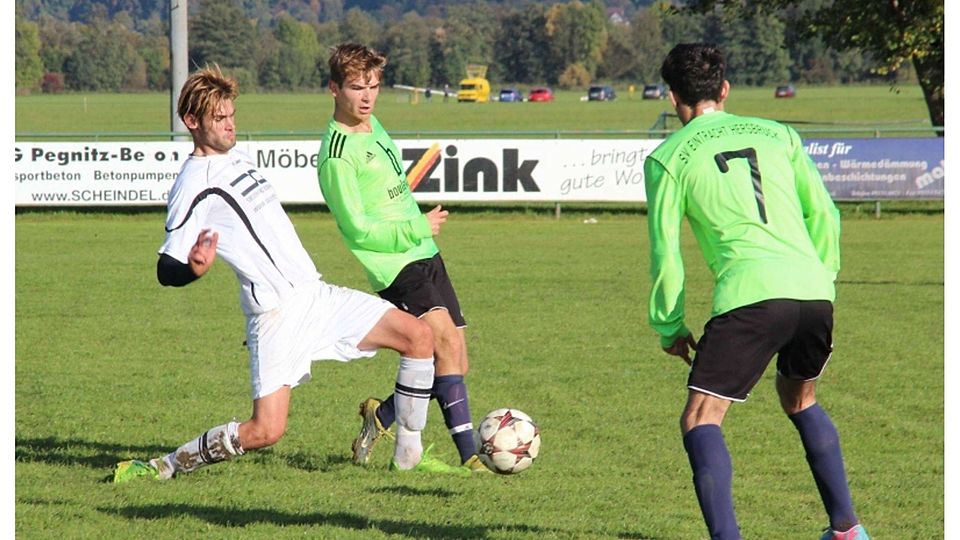 Der Hersbrucker Phillip Engelmann (links) versucht einen Vorstoß für seine Mannschaft einzuleiten, wird jedoch von Eintrachtspieler Bruce Berg darin gehindert. Auch die Nummer 7, Harun Tokat, hält sich bereit (F.: C. Enhuber).