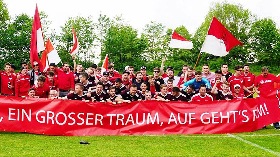 Ein Team, ein großer Traum – den Traum vom Titel hat sich der FC Mertingen nun erfüllt. Ab der neuen Saison spielt das Team in der Bezirksliga. Viele Fans hatten das Team in Wertingen unterstützt.	F.: Stephanie Anton