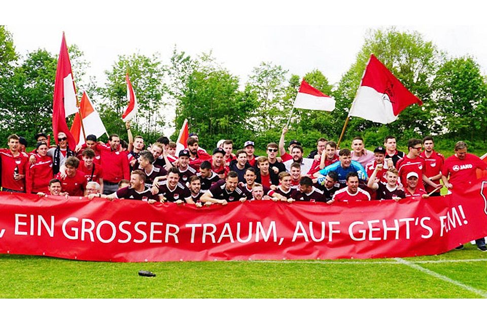 Ein Team, ein großer Traum – den Traum vom Titel hat sich der FC Mertingen nun erfüllt. Ab der neuen Saison spielt das Team in der Bezirksliga. Viele Fans hatten das Team in Wertingen unterstützt.	F.: Stephanie Anton