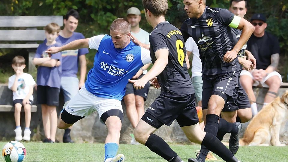 Umkämpftes Freundschaftsspiel: Die Kirchdorfer um Samuel Nierhaus (blaues Trikot) verloren ihren letzten Test vor dem Saisonstart in der Kreisliga mit 2:3 gegen den Kreisklassisten ST Scheyern.