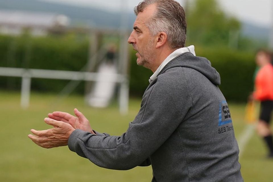 Spendet seiner Mannschaft für das bisher Geleistete Beifall: Waldalgesheims Cheftrainer Elvir Melunovic.