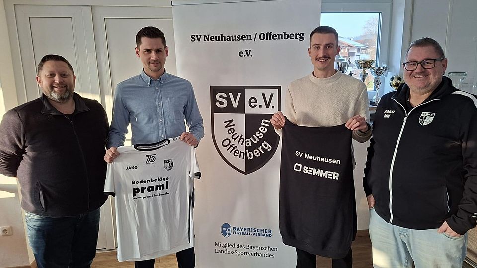 Fabian Burmberger (zweiter von rechts) und Kilian Schwarzmüller (zweiter von links) soll den SV Neuhausen/Offenberg auf Erfolgskurs halten 