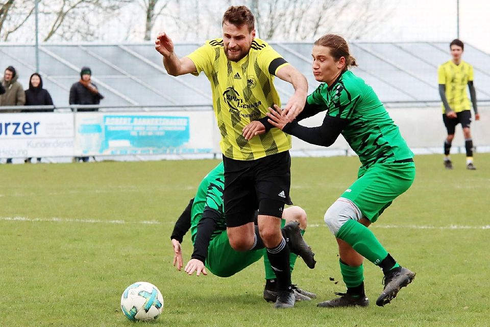 Kernige Zweikämpfe gab es im Derby zwischen Attenkirchen und dem SV Oberhaindlfing. Michael Huber (am Ball) wird von zwei SVO-Kickern in die Mangel genommen.