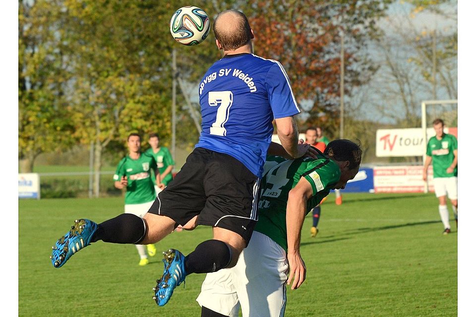 Obenauf: Im Hinspiel setzte sich die SpVgg SV Weiden (l. Kapitän Thomas Wildenauer) mit 2:0 in Großbardorf durch. F: Franken