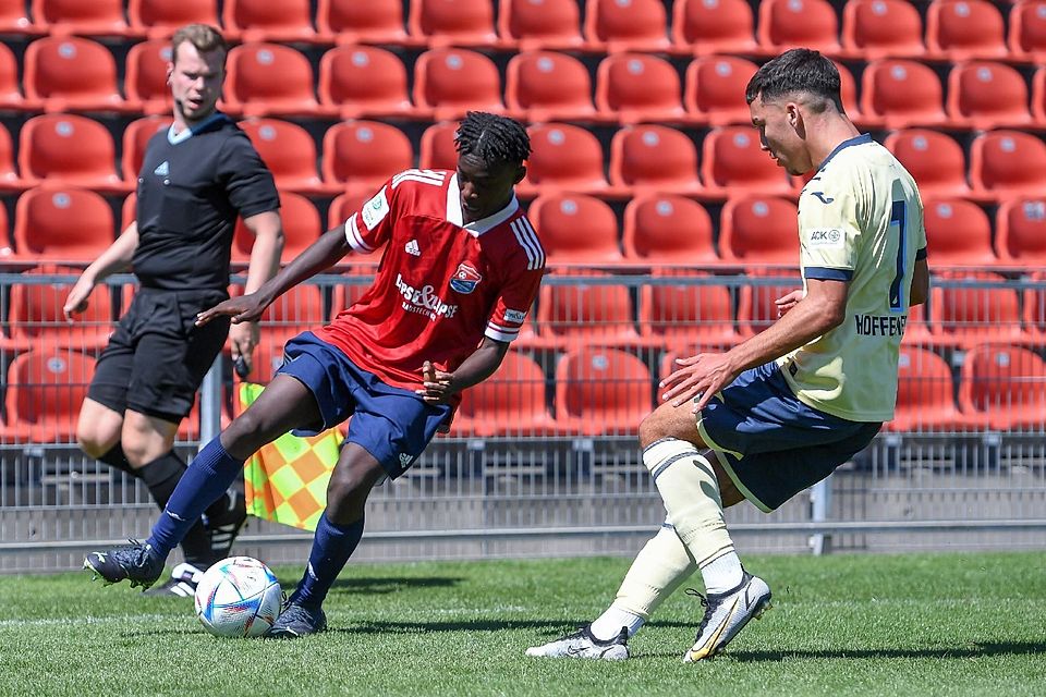Gibson Nana Adu debütierte mit 14 Jahren für die SpVgg Unterhaching in der U17-Bundesliga.