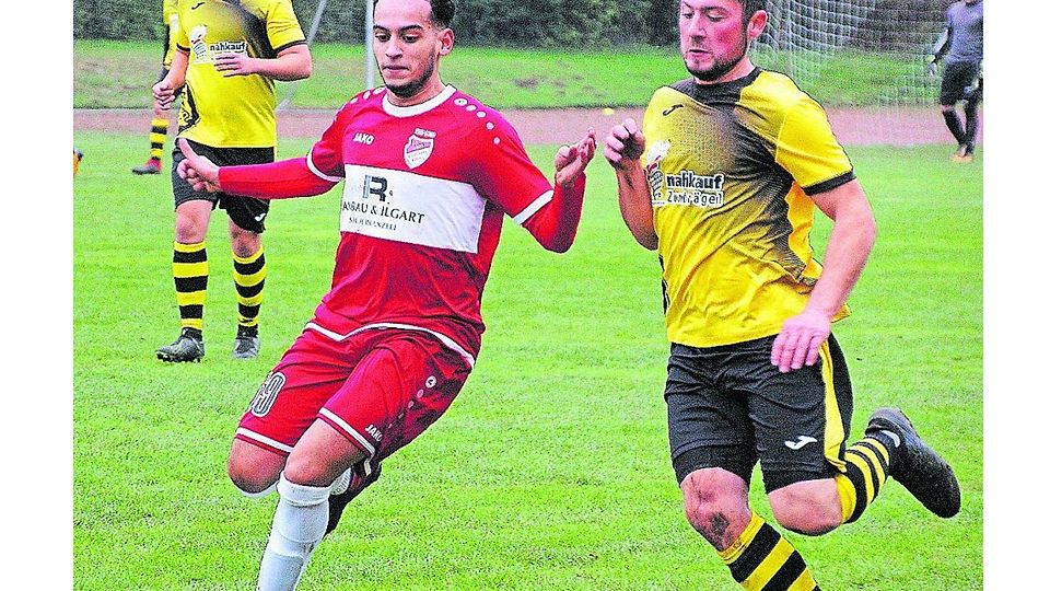 Gegen das starke Pressing, wie hier vom Schmidter Tim Schmitz (r.), hatte die Rhenania aus Lohn in der zweiten Hälfte keine Antwort.
