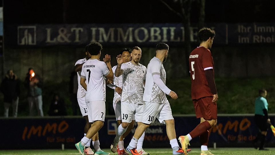 Der SV Erbenheim bejubelt bei der SKG 23 Wiesbaden einen wichtigen Dreier im Abstiegskampf. 