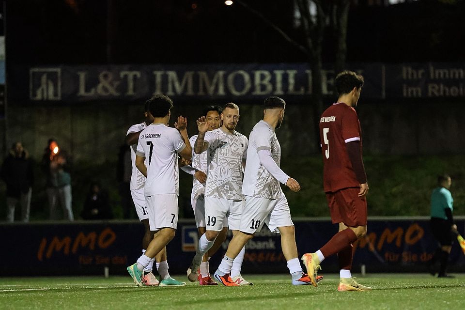 Der SV Erbenheim bejubelt bei der SKG 23 Wiesbaden einen wichtigen Dreier im Abstiegskampf. 