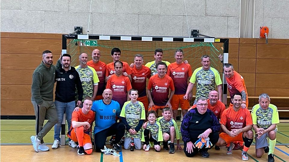 Der Organisator Ali Naghsh (links) mit den Turnierteilnehmern. 