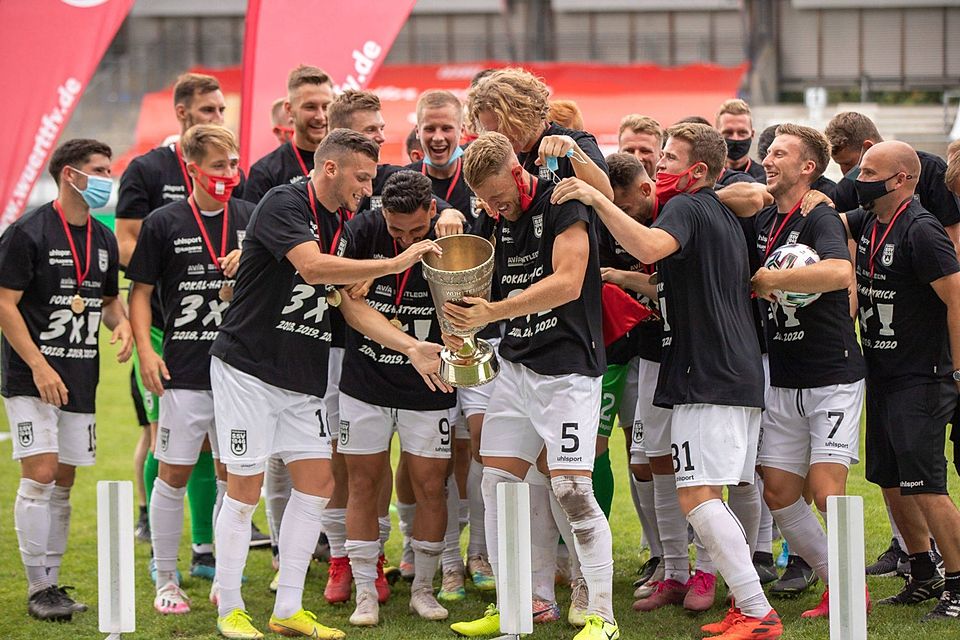 Zum dritten Mal in Folge hat der SSV Ulm 1846 Fußball den WFV-Pokal gewonnen. Gegen die TSG Balingen gelang am Samstagnachmittag ein 3:0-Sieg.