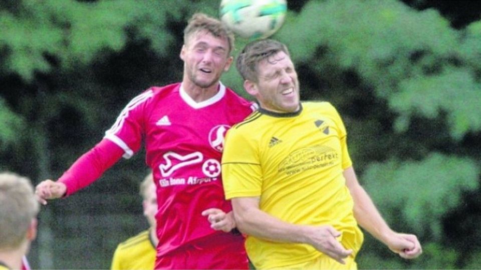 Ex-Kollegen im Duell: Daniel Lingen (links) und der SSV 04 gewannen im Kreispokal beim Neu-Spicher Denis Radermacher und „seinen“ Gelb-Schwarzen mit 3:0. FOTO: WOLFGANG HENRY