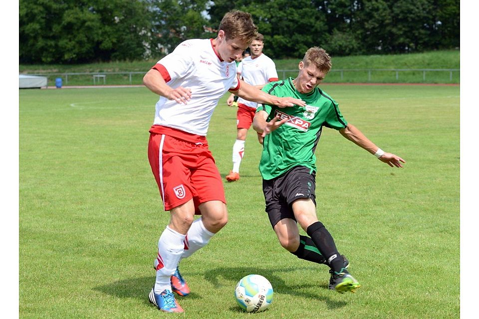 Björn Schönwieser (re.) erzielte den entscheidenden Treffer für den TSV Großbardorf   Foto: D.Meier