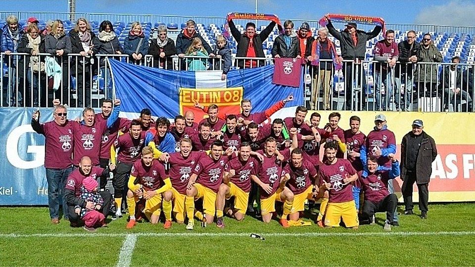 Anhang und Fußballer von Eutin 08 hatten das Kilia-Stadion nach dem Abpfiff fest im Griff, als feststand, dass sie Meister der Schleswig-Holstein-Liga geworden sind.