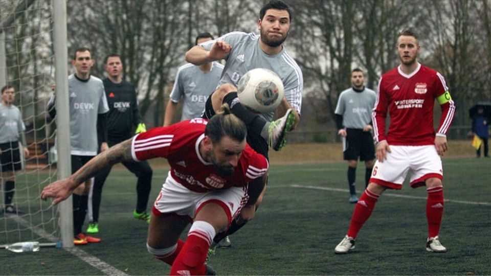 Der Mauchenheimer Lukas Krautschneider ist vor Marcel Milenkovic am Ball. Rechts beobachtet der Alzeyer Kevin Boos die Situation. RWO siegte am Ende 4:3.