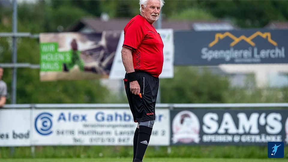 Werner Frauenauer ist für die Schiedsrichter nicht nur auf dem Platz im Einsatz.