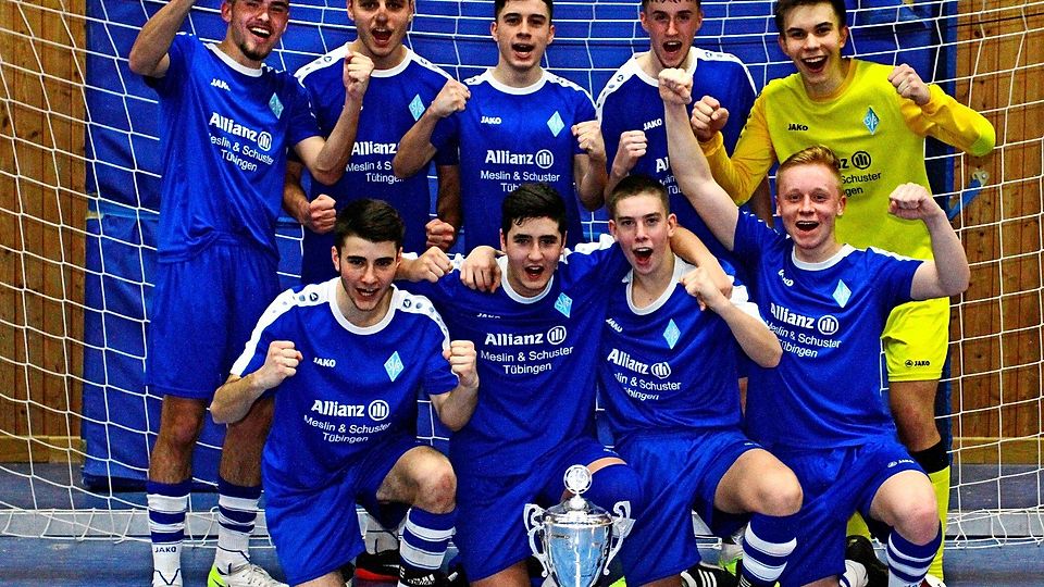 Die U 19 der SV Böblingen jubelt nach dem 3:1-Finalsieg gegen die Sportvg Feuerbach über den Turniersieg in Stetten.
