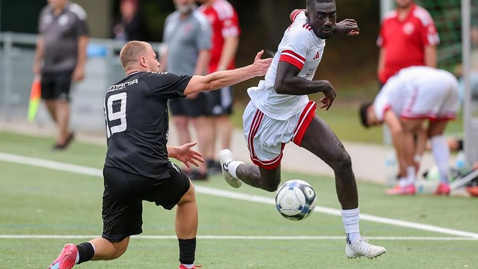 Der SV Frauenstein im Flow: Clinton Asante (r.) nimmt gegen Germania-Spieler Justin Heidemann Fahrt auf. 	Foto: Frank Heinen
