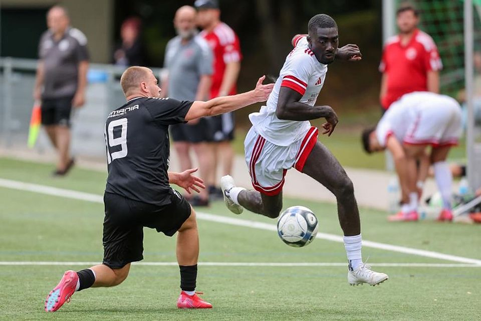 Der SV Frauenstein im Flow: Clinton Asante (r.) nimmt gegen Germania-Spieler Justin Heidemann Fahrt auf. 	Foto: Frank Heinen