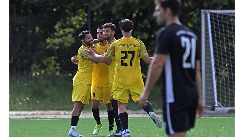 Zwischenzeitlicher Jubel bei Ataspor Worms: Aikout Oglou (Nr. 7), Taifour Chalil (8.) und Mehmet Oglou (27) beglückwünschen den Torschützen Simar Oglou.	Foto: Christine Dirigo / pakalski-press