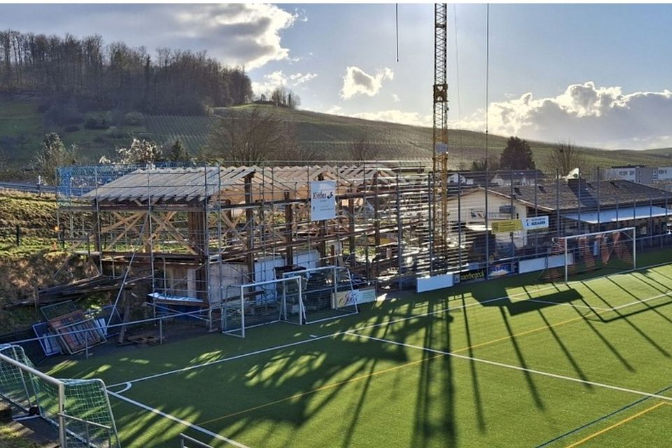 In seiner Dimension schon gut zu erkennen: der Neubau neben dem Vereinsheim des FSV Ebringen. 