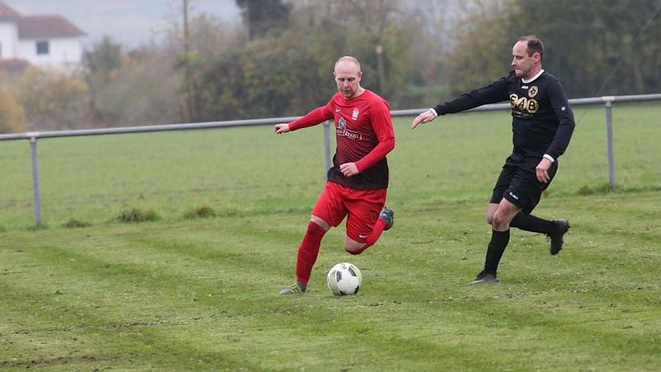 Kevin Schwalm (links, Altenstadt II) versucht, Tobias Jüngling (Aulendiebach II) zu entkommen. 	Foto: sen