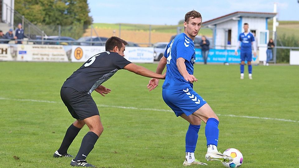 Spielertrainer Robin Helmschrott (am Ball) und der SSV Alsmoos-Petersdorf setzten sich knapp gegen Rennertshofen durch. 