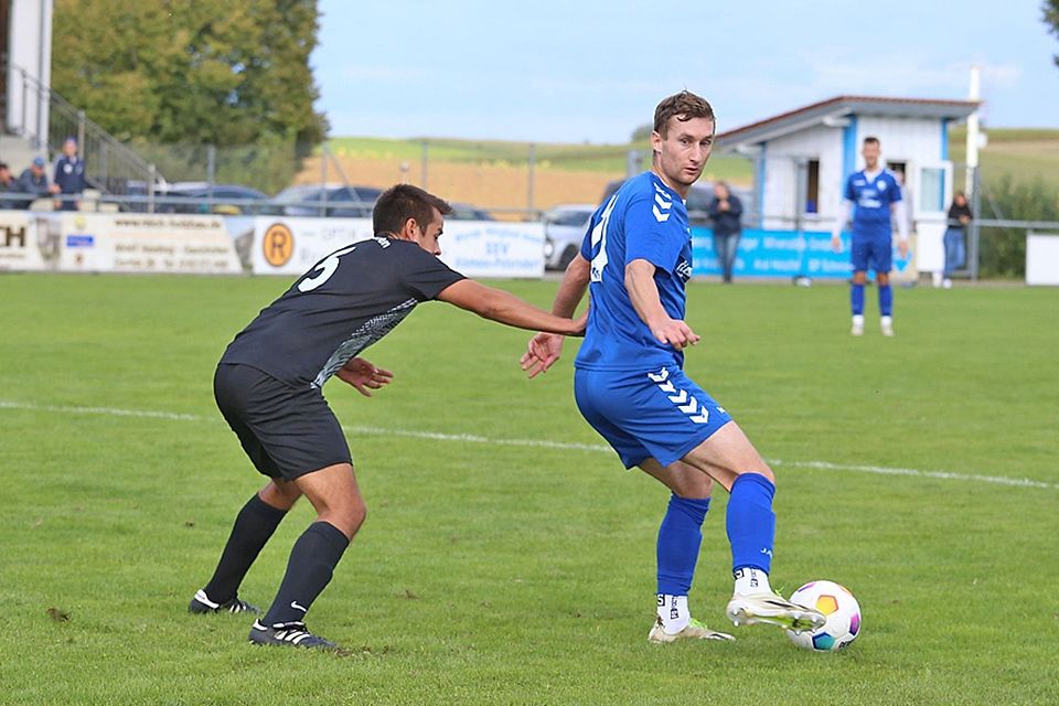 Spielertrainer Robin Helmschrott (am Ball) und der SSV Alsmoos-Petersdorf setzten sich knapp gegen Rennertshofen durch. 