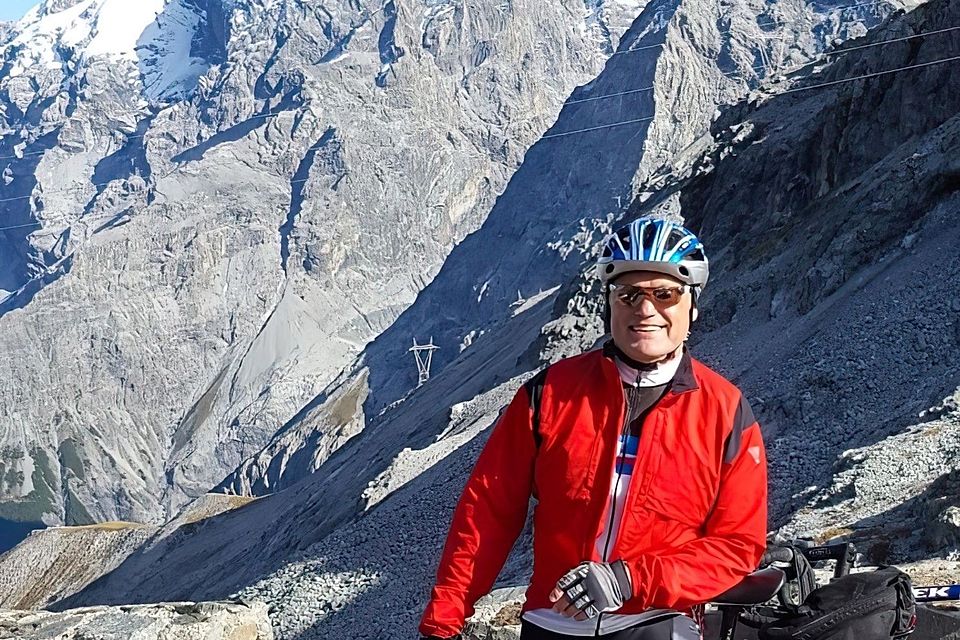 Pure Leidenschaft:  Norbert Hartmann auf dem Rennrad (hier am Stilfserjoch, hinten der Ortler ).