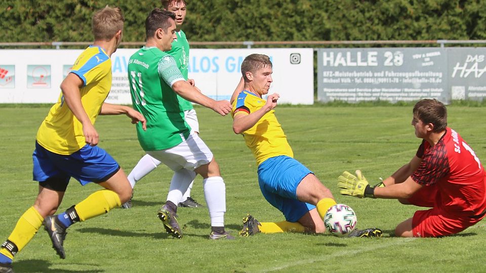 Altenstadter Chance – geklärt: In dieser Szene konnten die Böbinger (rechts Torwart Johannes Wörmann und daneben Kapitän Paul Haberäcker) den Ball vor Altenstadts Patrik Stadler behaupten. Am Ende verloren die Böbinger jedoch bei der zweiten Mannschaft des Kreisligisten mit 1:4.