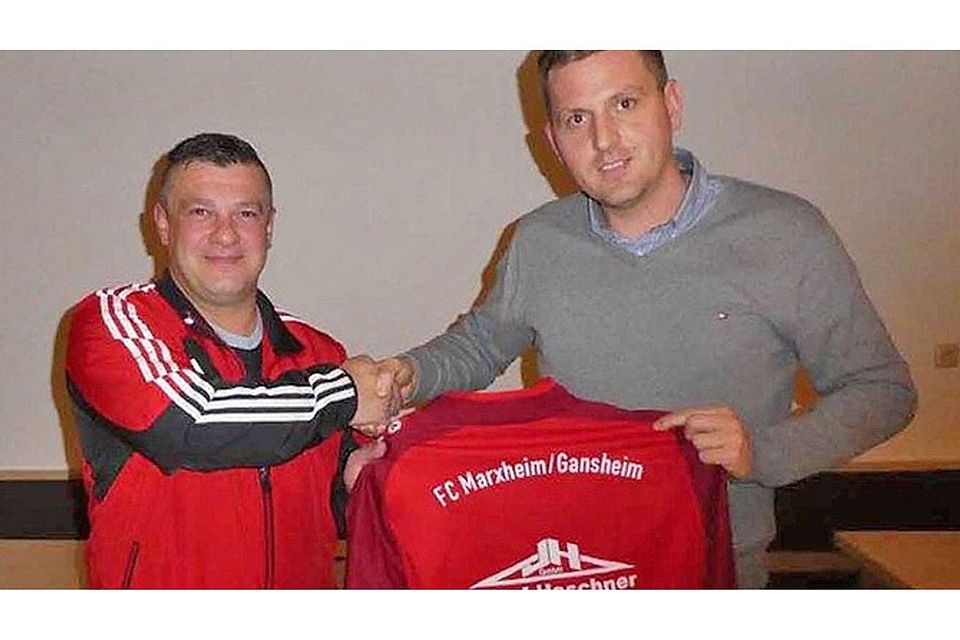 Josef Stuber (links), Zweiter Vorstand des FC Marxheim/Gansheim, freut sich über die Verpflichtung von Trainer Markus Heindl.  Foto: Hackenberg