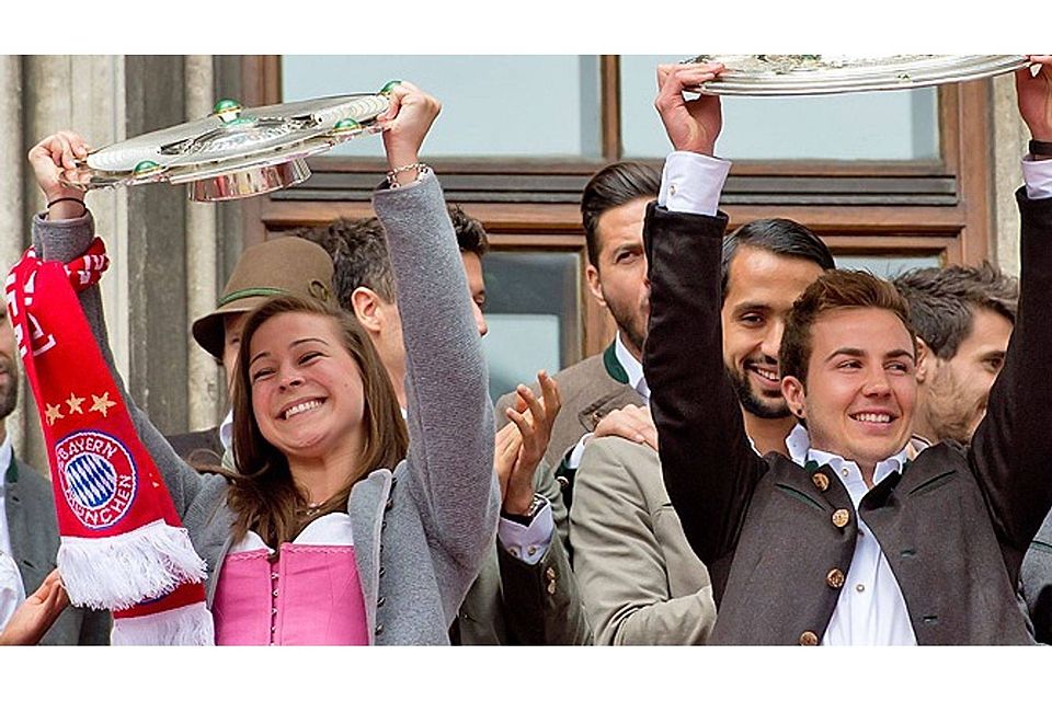 Der größte Moment ihrer Karriere: Sarah Romert feierte zusammen mit Mario Götze die „Doppel-Meisterschaft“ des FC Bayern München auf dem Münchner Rathausbalkon. Im Jahr 2015 hatten die Frauen und die Männer des FC Bayern jeweils den Titel geholt.  Foto: Sven Hoppe/dpa