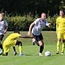 Die zwei Abräumer vor der Abwehr, Lars Maison (li.) und Thomas Puscher (am Ball), waren auch die Garanten für den Geretsrieder 3:0-Erfolg in Freilassing