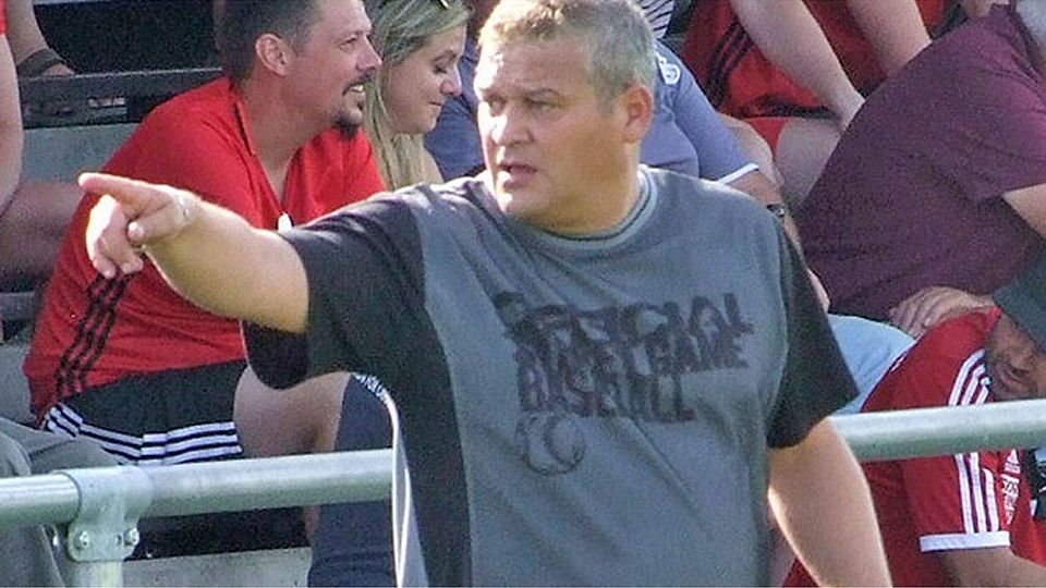 Da geht’s lang in Richtung Kreisliga: Burgheims Trainer Harry Grimm und seine Mannschaft sind nur noch einen Schritt von der Meisterschaft in der Kreisklasse Neuburg entfernt.  Foto: Dirk Sing