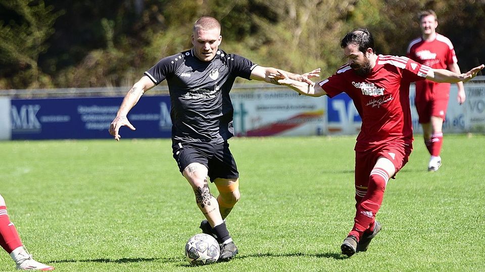 Spielertrainer, Torjäger und Unterschiedsspieler des FC Rosenhof: Max Gruber (links).