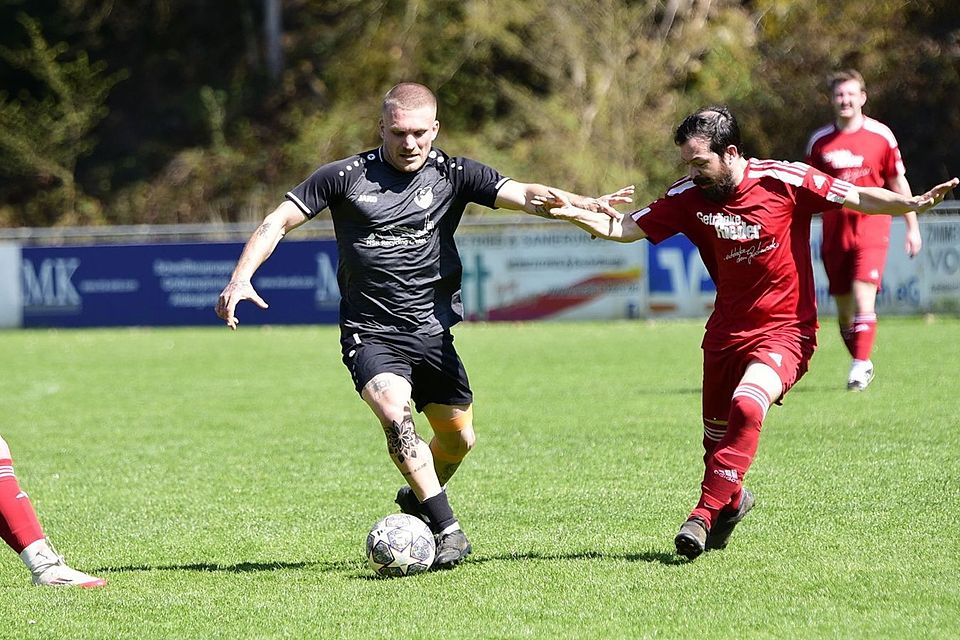 Spielertrainer, Torjäger und Unterschiedsspieler des FC Rosenhof: Max Gruber (links).