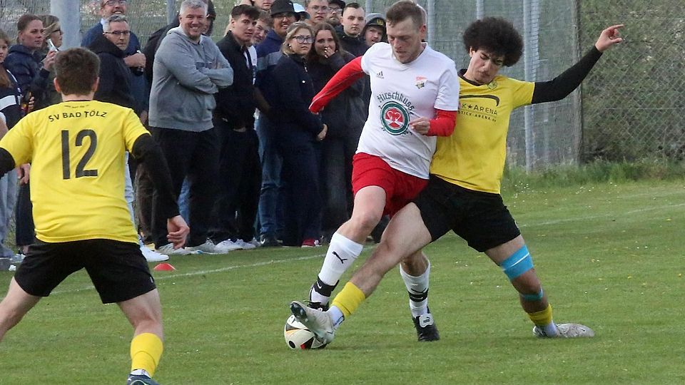 Stoppen konnten die SV-Spieler Lukas Kiening (li.) und Alan Hassan (re.) in dieser Szene Benedikt Rinshofer, doch der Rot-Weiß-Kicker erzielte kurz vor Schluss den Treffer zum 1:1-Endstand im Tölzer Derby.