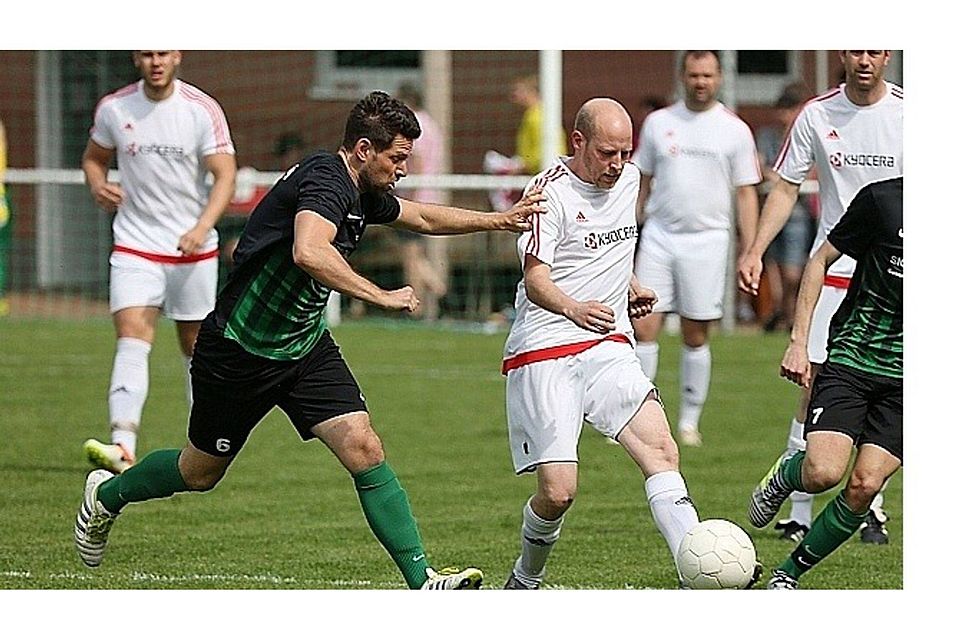 Vom Weg abgekommen: Die SG Fürfeld/Bamberg (rechts Christian Schmidt) unterliegt der TSG Planig (Christopher Schenk).  	Foto: Edgar Daudistel