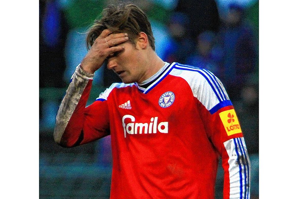 Nicht zu fassen: Holsteins Stürmer Manuel Schäffler nach der zweiten Pokal-Niederlage in Lübeck binnen vier Monaten.
