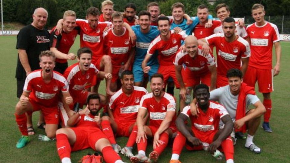 So sehen Sieger aus: Man könnte den VfL Theesen gewissermaßen als Seriensieger bezeichnen. Auch in diesem Jahr feierten sie wieder den Pokalgewinn beim Fruchtalarm Cup des TuS Jöllenbeck, bei dem der gute Zweck im Vordergrund stand.